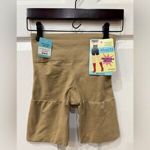 BNWT SPANX Assets Mid-Thigh Shapewear in Tan size Medium